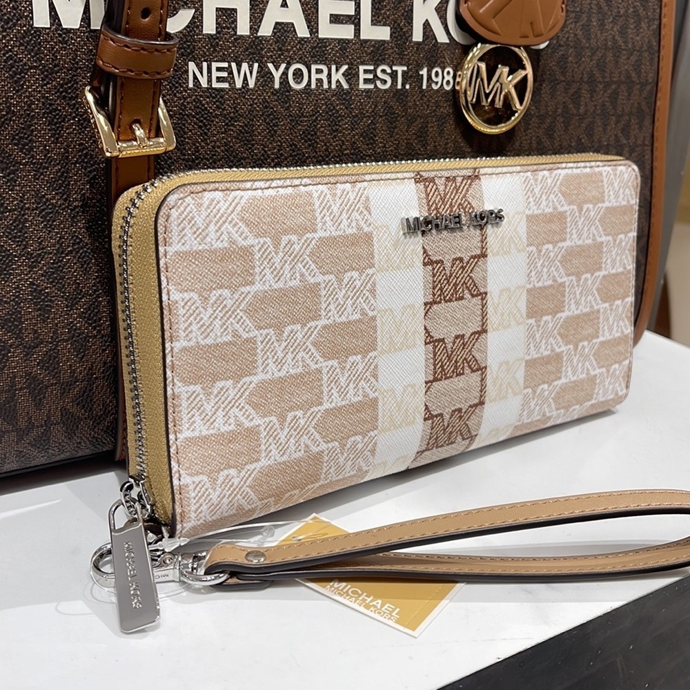 MICHAEL KORS Leather Continental Phone Holder Wristlet Wallet 
Camel 
NWT - Picture 6 of 16